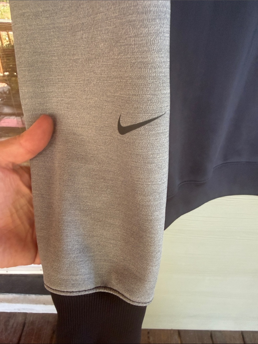 Nike Women's Therma-Fit Fleece Color-Block Training Hoodie - Picture 6 of 9